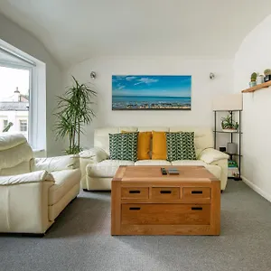 & - Group Or Family Fun Apartment Hove